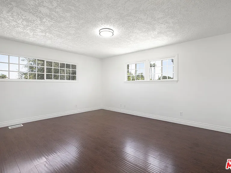 19027 Wyandotte St — Photo 13