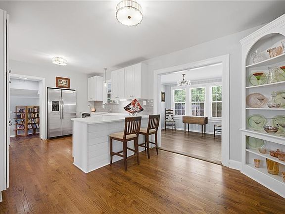 5th image of 112 Dumont Ave