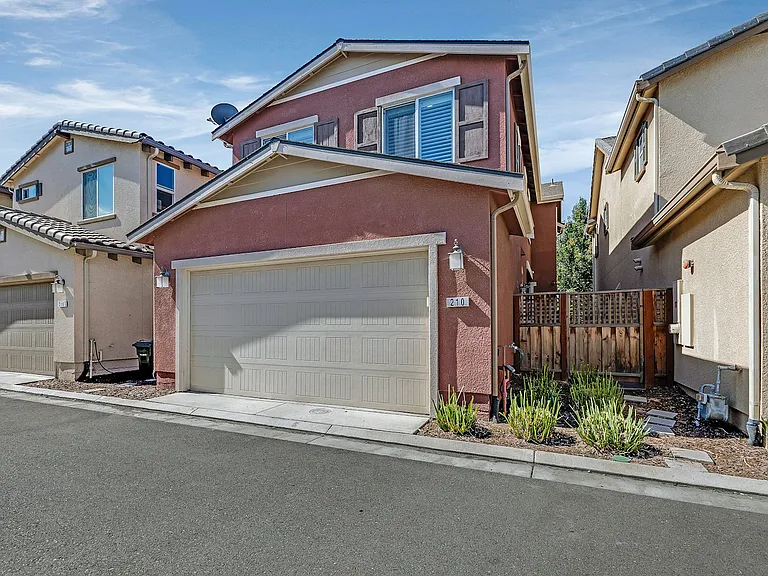 210 Stratus Cmn — Photo 31