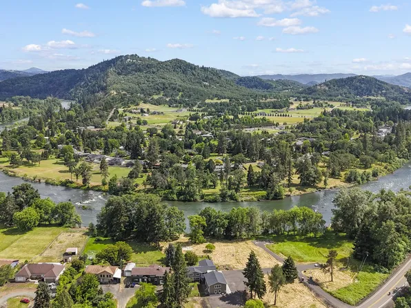 2150 Del Rio Rd, Roseburg, OR 97471