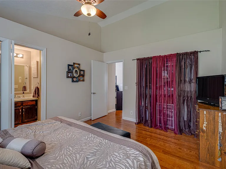 4002 Farmingham Woods Dr — Photo 20