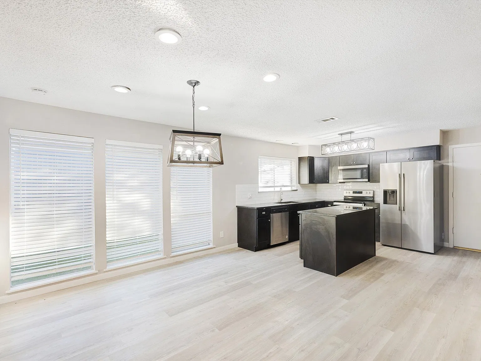 3 bed, 1895 sqft, $2,300 — Photo 2
