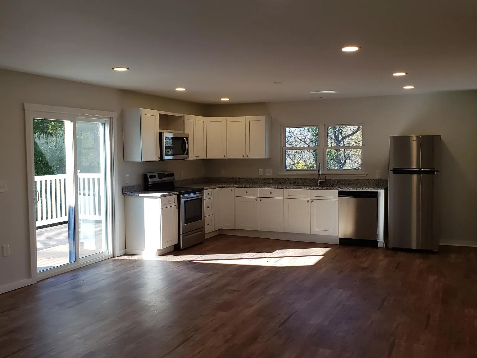 3 bed, 1250 sqft, $2,375 — Photo 2