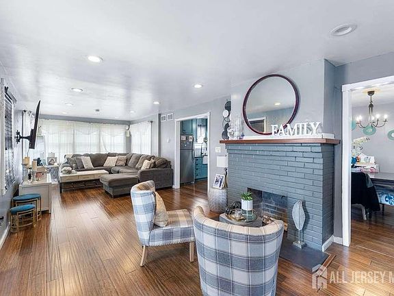 2nd image of 902 Lee Ave