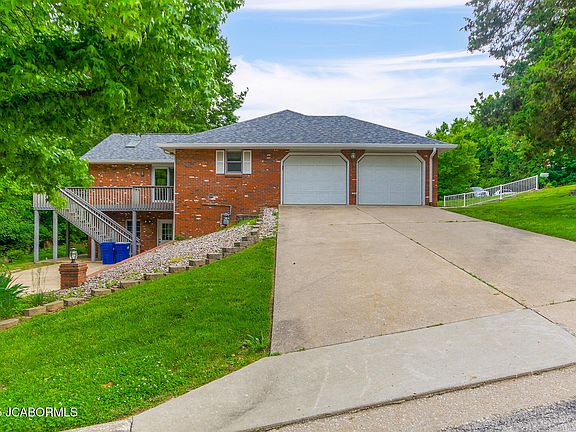 3rd image of 1101 Maplewood Ct E