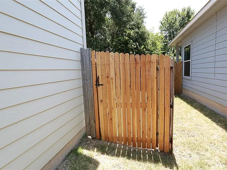2107 Charlotte Estates Dr — Photo 20