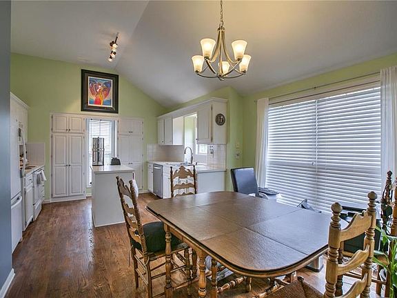 5th image of 300 NE Applewood Cir