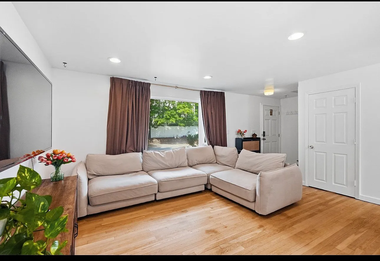 3 bed, 1.5 bath, 1579 sqft, $3,300 — Photo 4