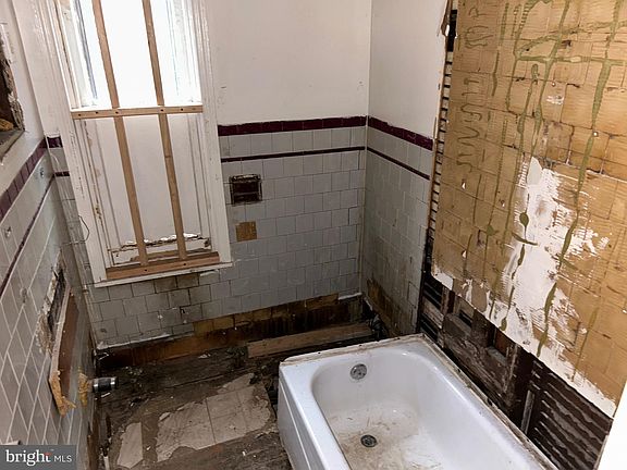 3rd image of 729 W 4th St