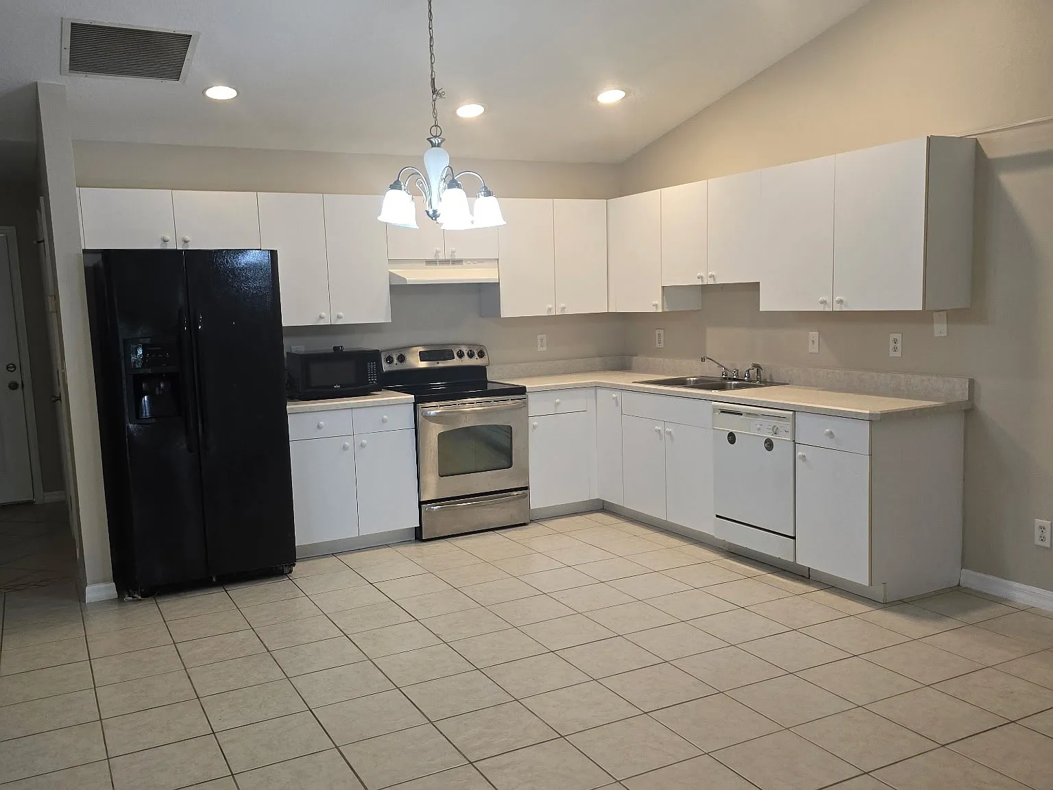 112 Plainview Drive - A — Photo 2