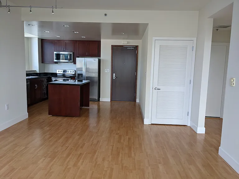 260 King St #1401 — Photo 21