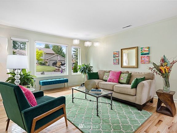 Light & bright living room flooded with natural daylight.