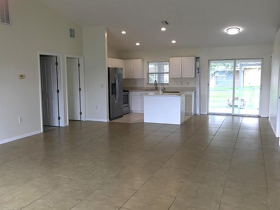 5th image of 2917 NE 6th Pl