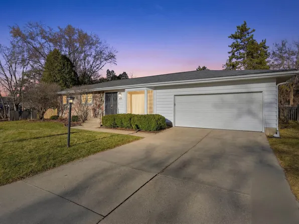 414 Woodview Dr, Sun Prairie, WI 53590