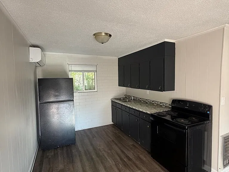 3236 Shepard Dr — Photo 4