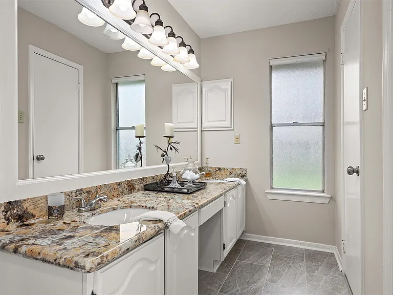 714 Regency Ct — Photo 13