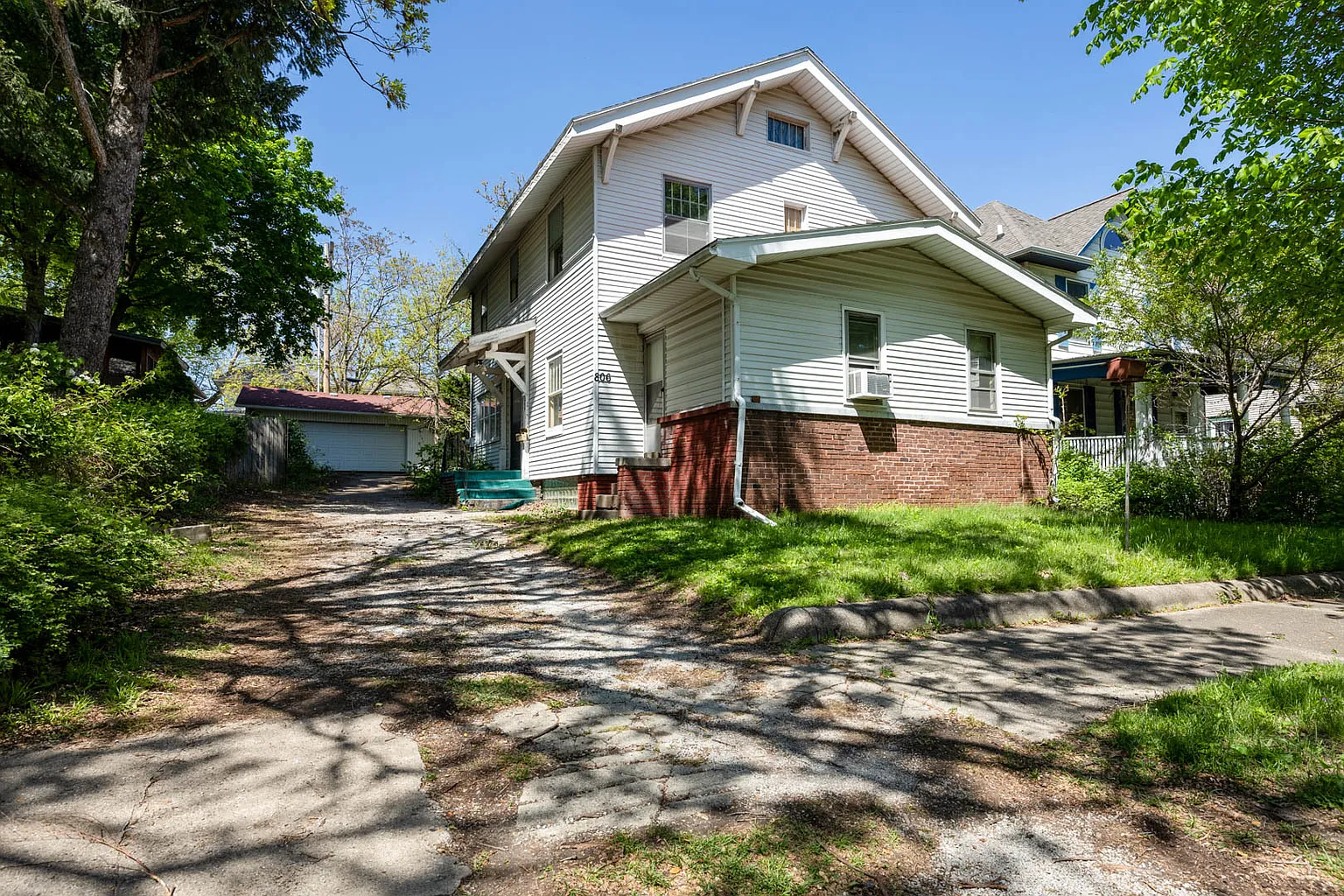 806 E Olive St photo 1