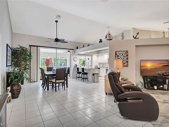 4th image of 809 Robert Ave