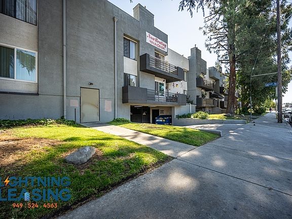 3rd image of 14201 Victory Blvd #217