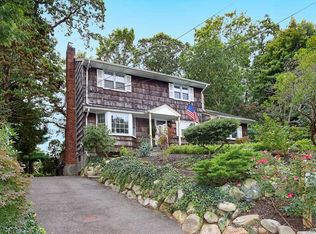 7 Arvans Ct, Huntington Station, NY 11746