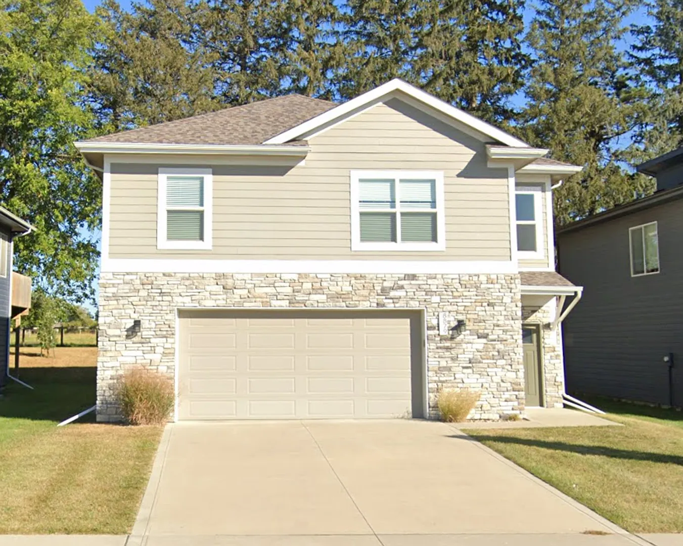 Beautiful Single Family Home With 6 Car Attached Garage! — Photo 1