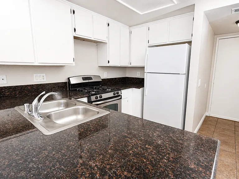 1112 S Cypress Ave #30 — Photo 2