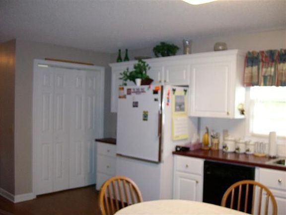 4th image of 301 Barefoot St