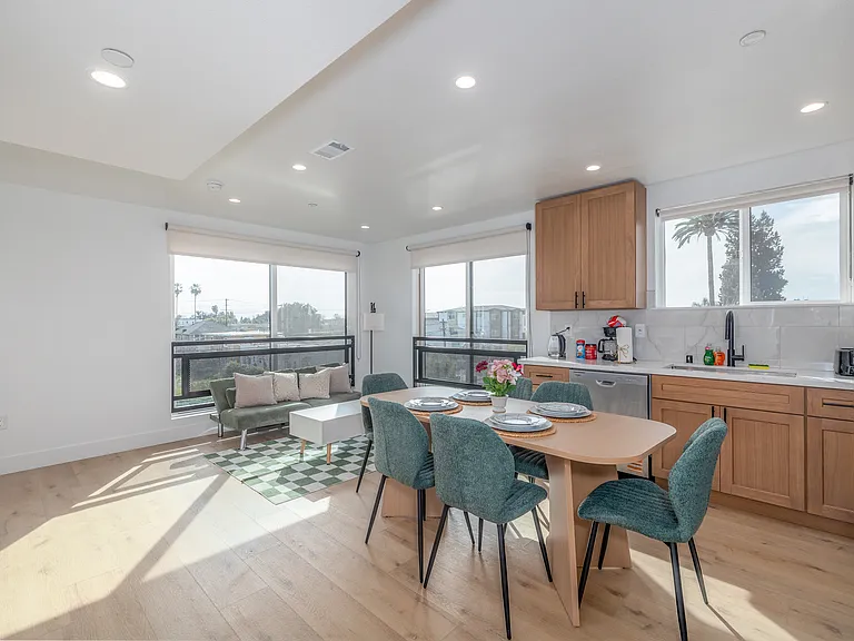 1223 W 37th Dr #1 — Photo 9