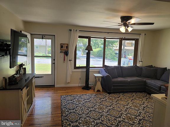3rd image of 2490 Venezia Ave