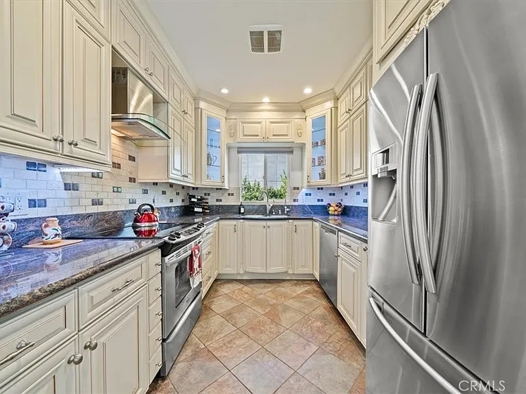 1228 N La Cienega Blvd #203 — Photo 9