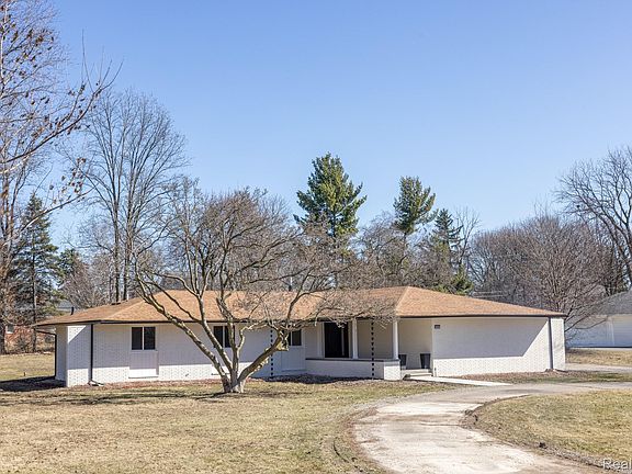 3rd image of 1661 Winthrop Rd