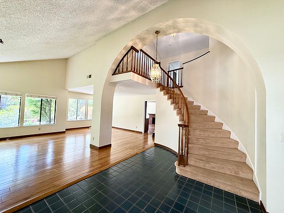 4th image of 708 Somerset Ln