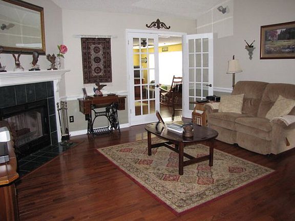 4th image of 125 Darian Dr