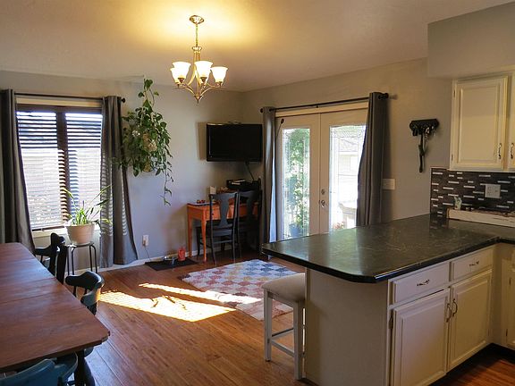 4th image of 533 12th Ave SW
