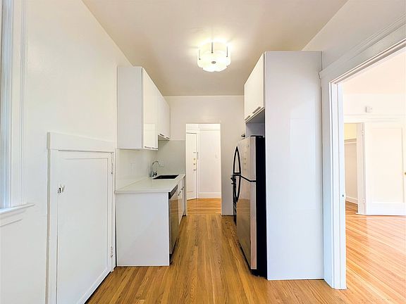 4th image of 636 33rd Ave APT 1