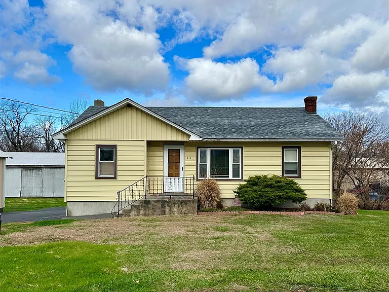 111 Round Hill Rd — Photo 1