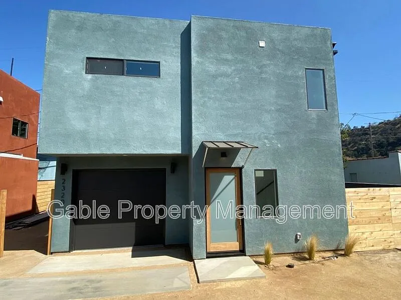 Building Photo - 2320 Fernleaf St