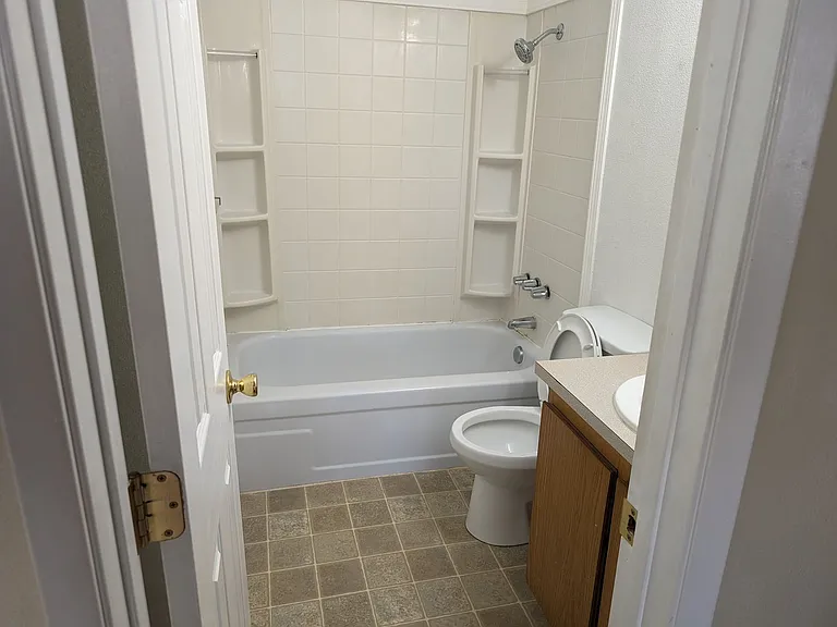 WA East McLoughlin Apts — Photo 2