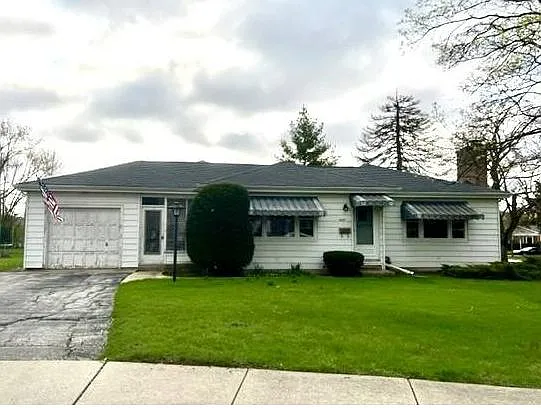 1429 Cedar Ln photo 1
