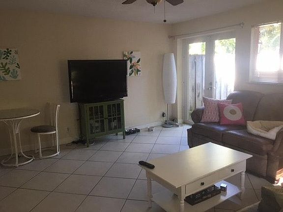 5th image of 828 NE 17th Way #1