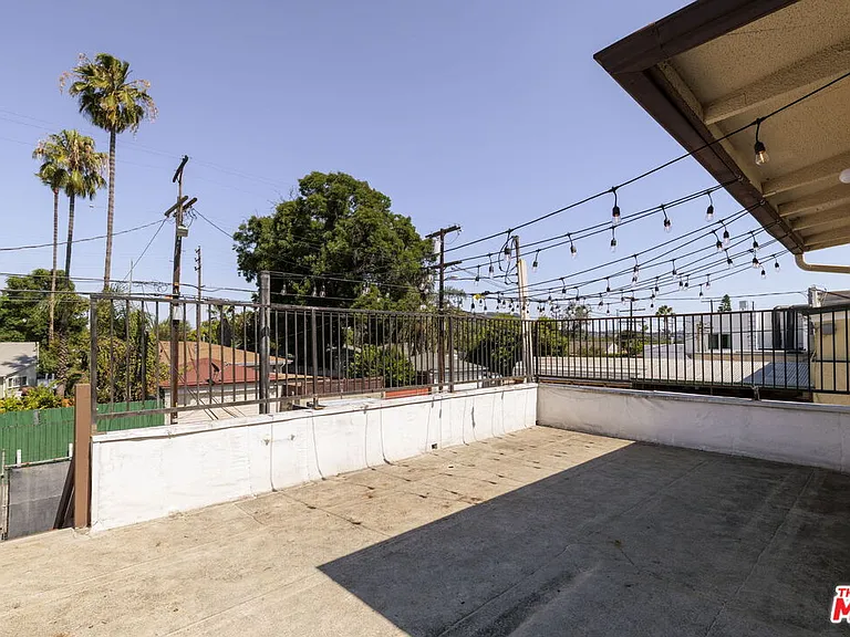 5514 1/2 Cahuenga Blvd — Photo 15