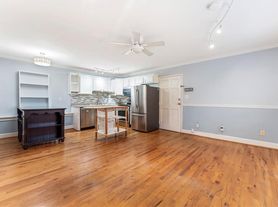 870 Glendale Ter NE
