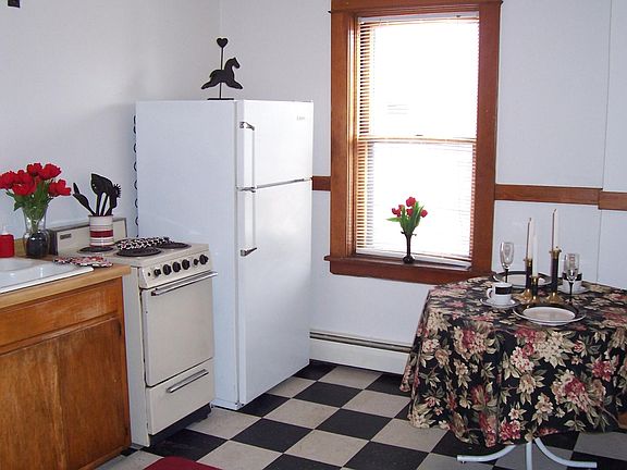 4th image of 682 Selby Ave