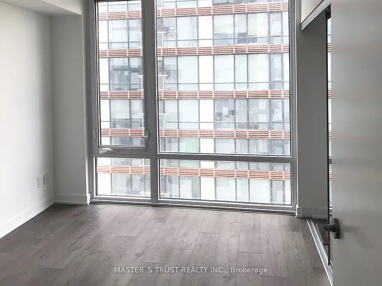 501 Yonge St #2105 — Photo 3