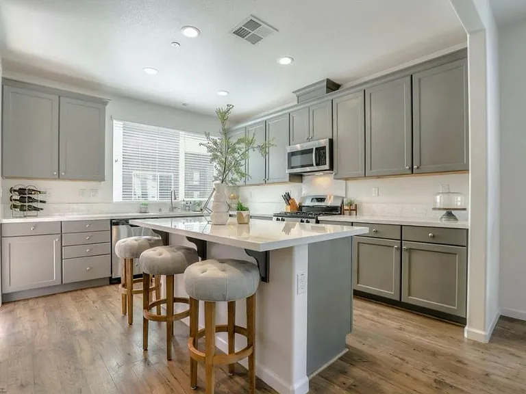 372 Reading Pl — Photo 2