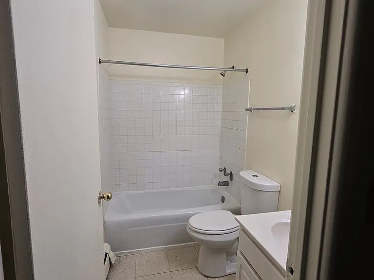 Mulford Park Apartments — Photo 31