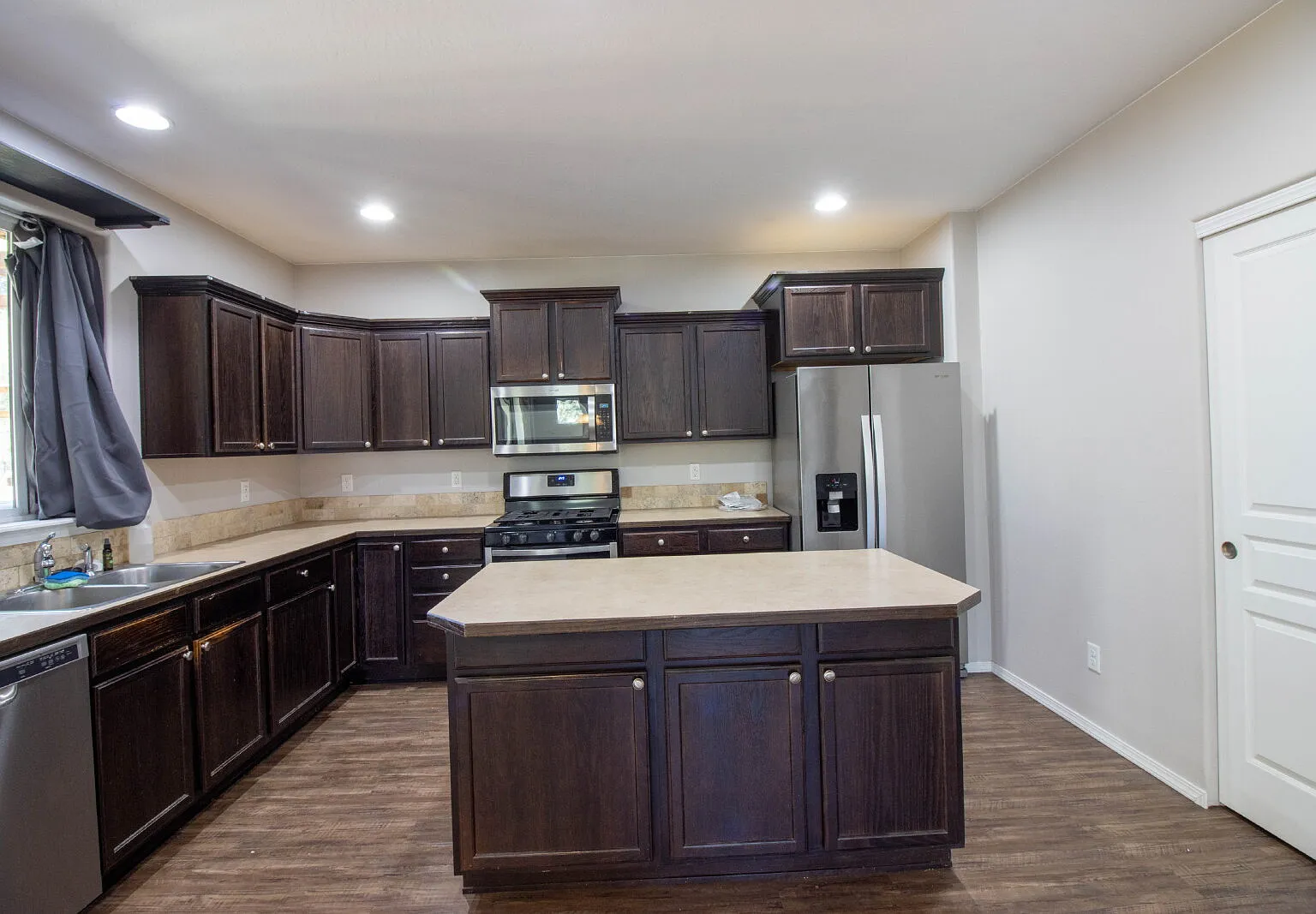 4 bed, 2.5 bath, 2069 sqft, $2,995 — Photo 3