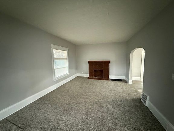 5th image of 16 E Woodland Ave