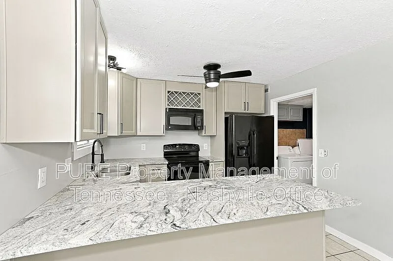2 bed, 1.5 bath, 1324 sqft, $1,725 — Photo 3