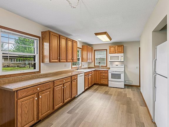 3rd image of 868 Oakwood Dr